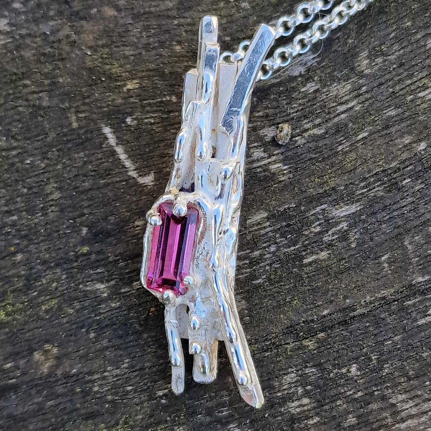 Silberanhänger "Treibholz" mit rosa Turmalin
