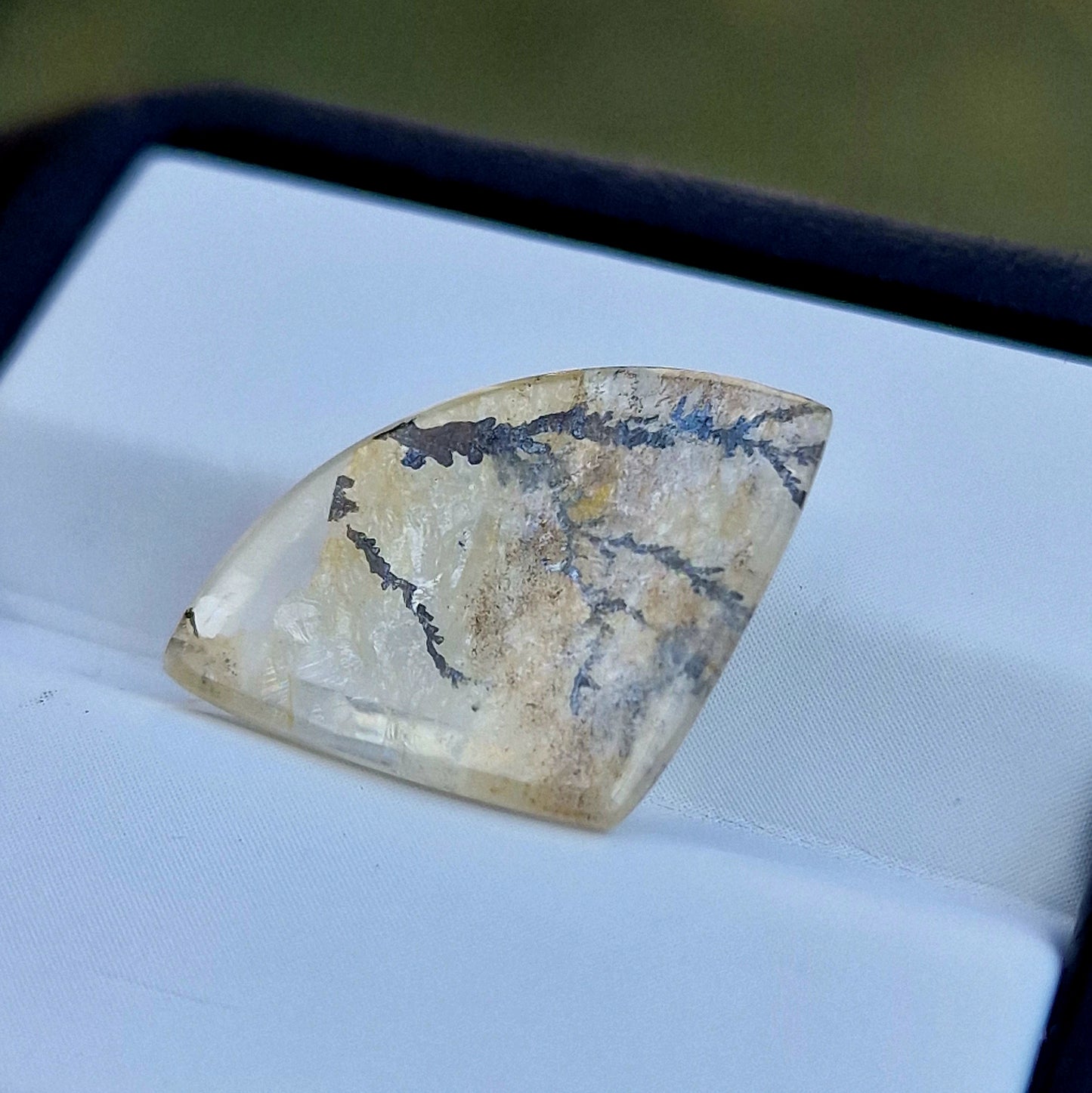 Quarz mit Dendrit 20 mm x 14 mm