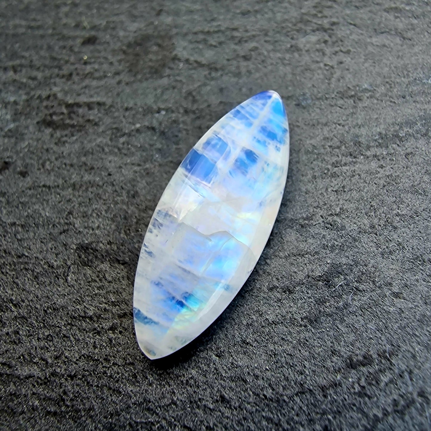 Weißer Labradorit Regenbogenmondstein 21mm x 8mm