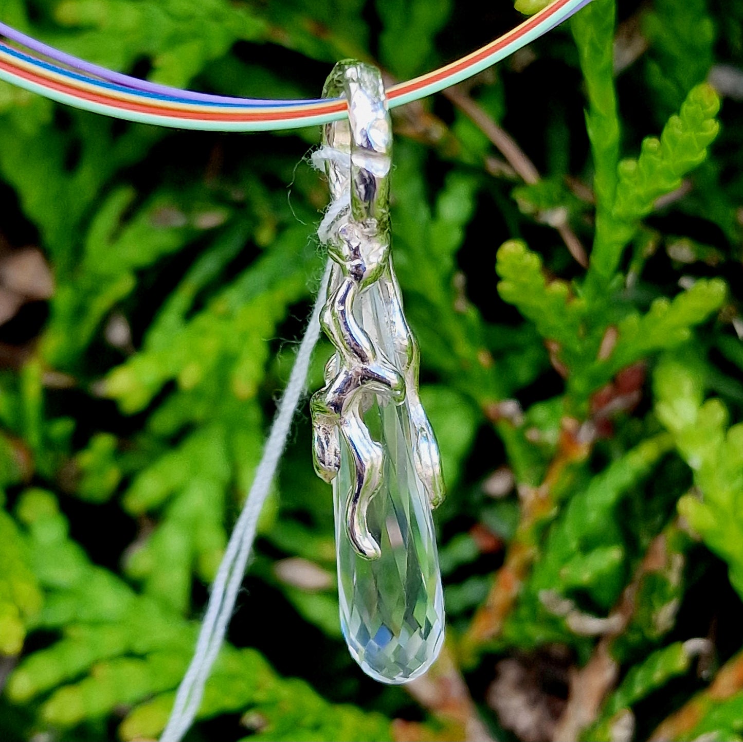 Bergkristall Anhänger organisch mit Regenbogen Kette