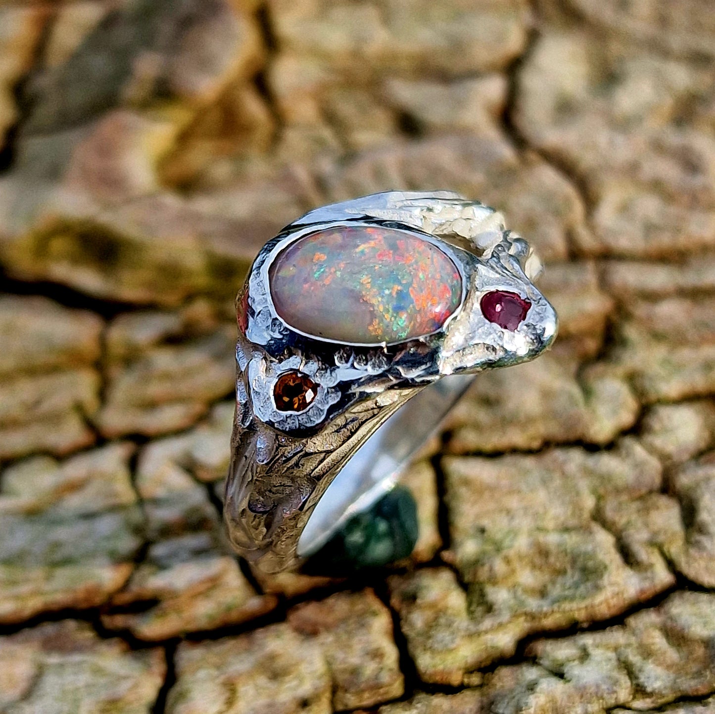 Lightning Ridge Opal Ring Größe 55 mit Saphiren.