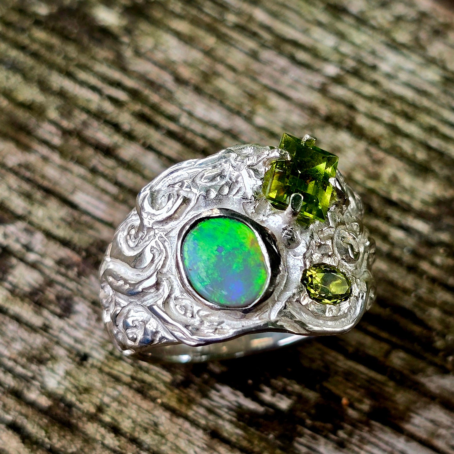 Handgefertigter Opal-Peridot-Ring in Grün – Unikat Größe 57