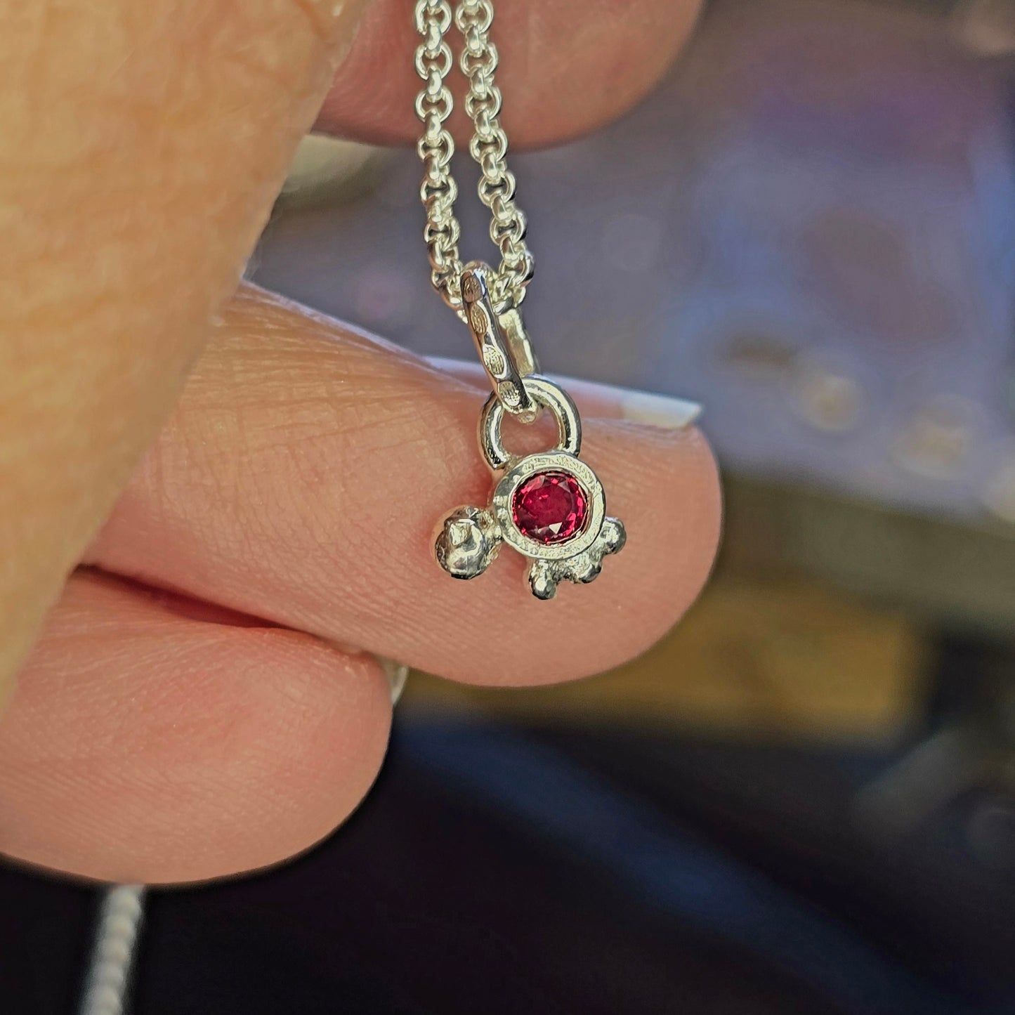 Dainty Anhänger mit rotem Saphir – 925 Silber, handgeschmiedet