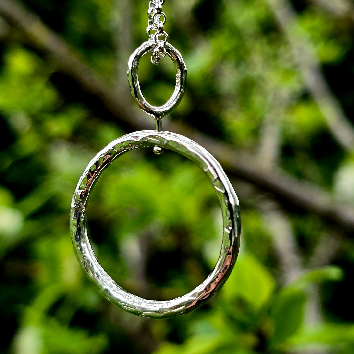 Küstenzauber – Anhänger aus gehämmertem Silber, passend zum Küstenring.