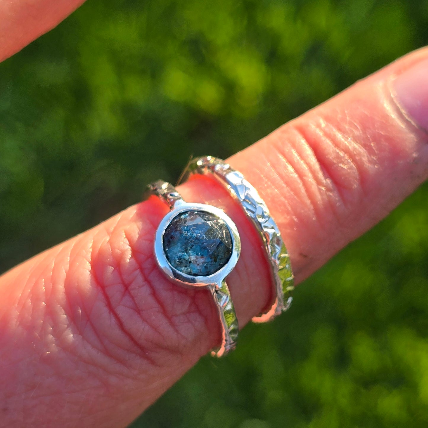 Küstenring – Kyanit in Rosenschliff | 925 Silber | Handgeschmiedet