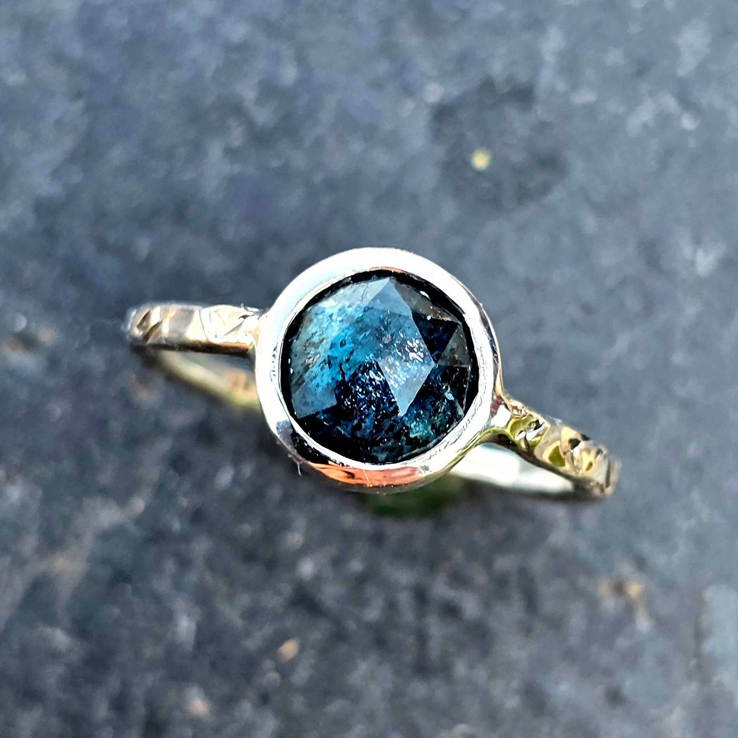 Küstenring – Kyanit in Rosenschliff | 925 Silber | Handgeschmiedet