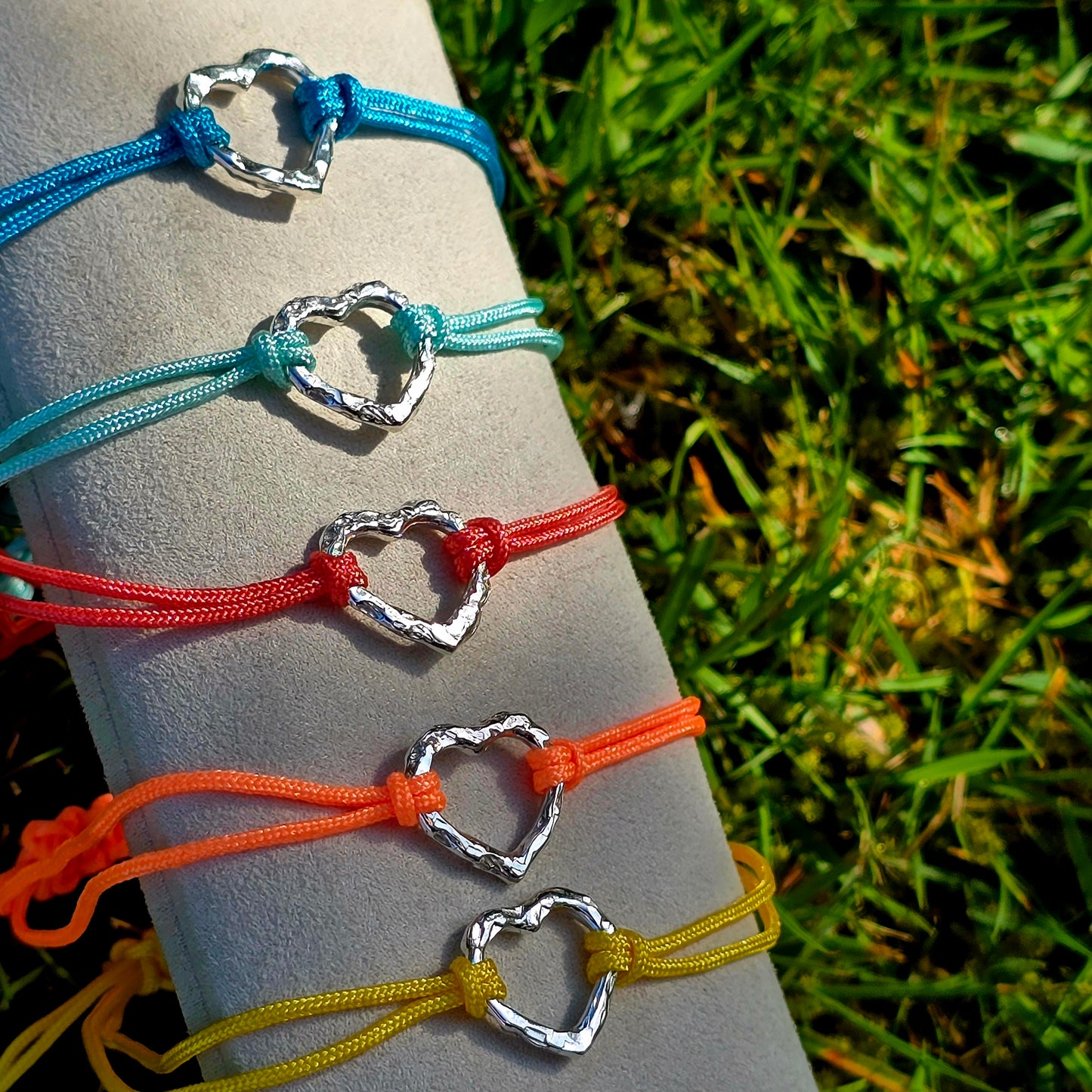 Küstenherz Armband – handgeschmiedeter Silberanhänger in Sommerfarben (Silber 925 – verstellbar – handmade an der Nordsee)