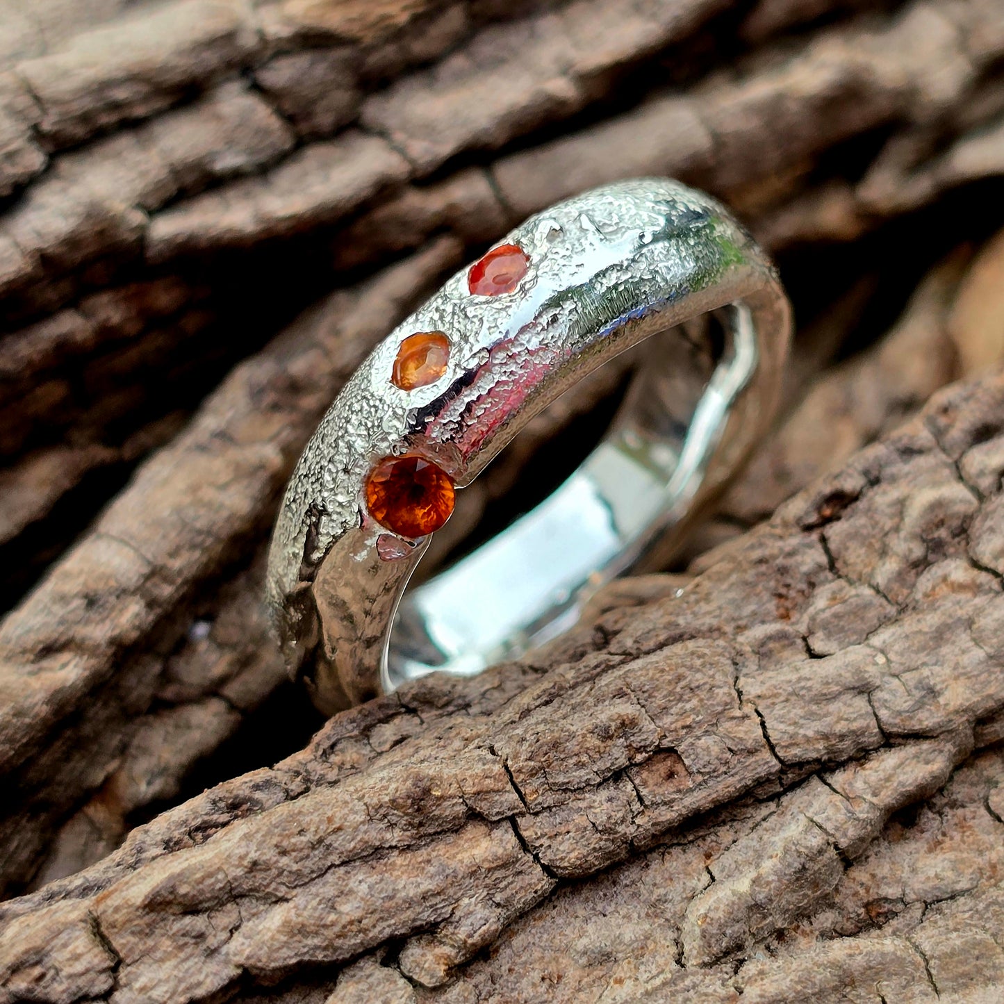 SandStein Ring mit drei orangefarbenen Saphiren, Unikat, Größe 59