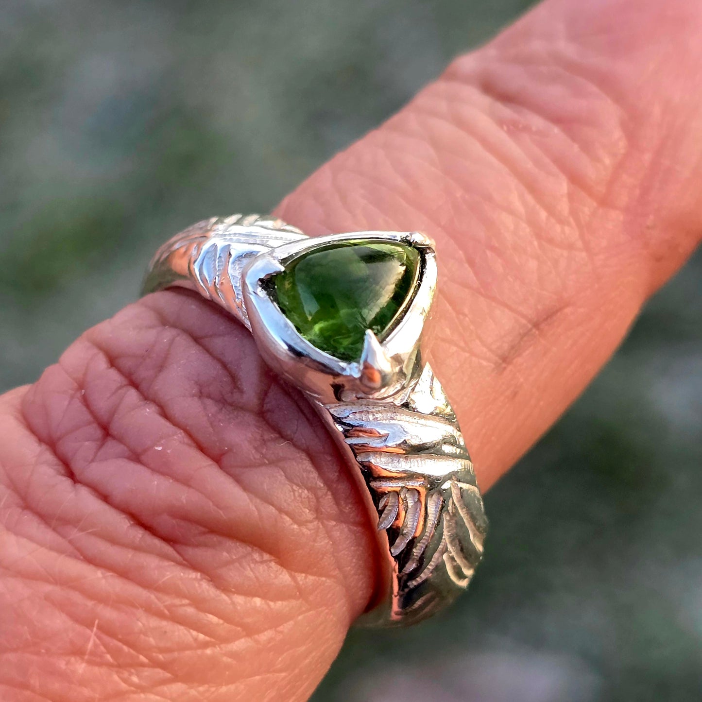 Silberring mit grünem Turmalin – Triangel Cabochon | Größe 56 | Unikat