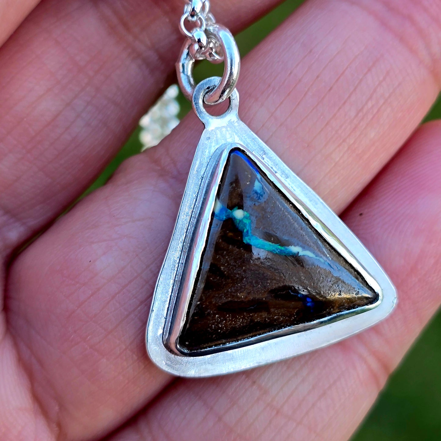 Boulder Opal Anhänger 22 mm Handgefertigte Silberfassung Unikat