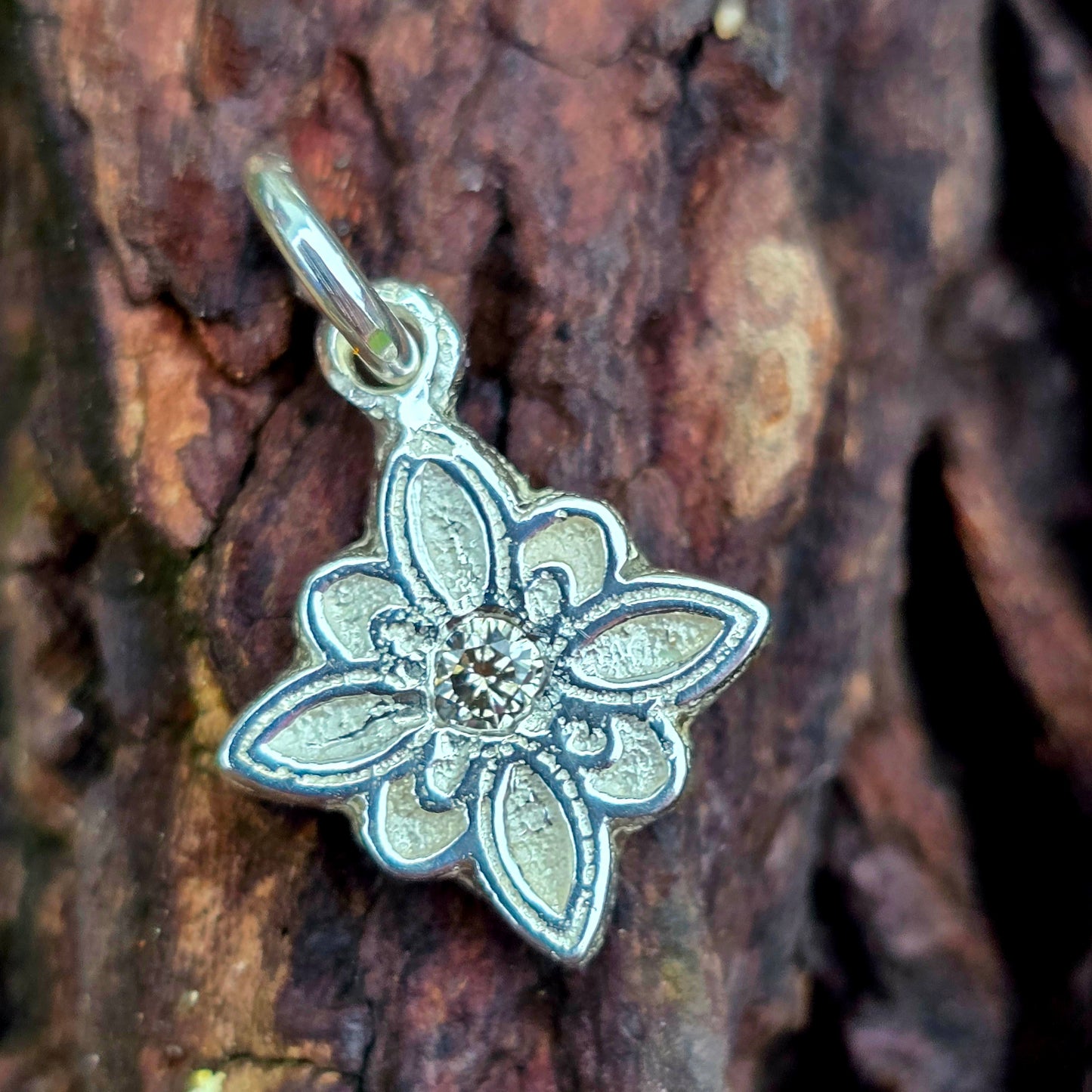 Diamant-Anhänger „Frostblüte“ aus 925 Silber | Sandguss