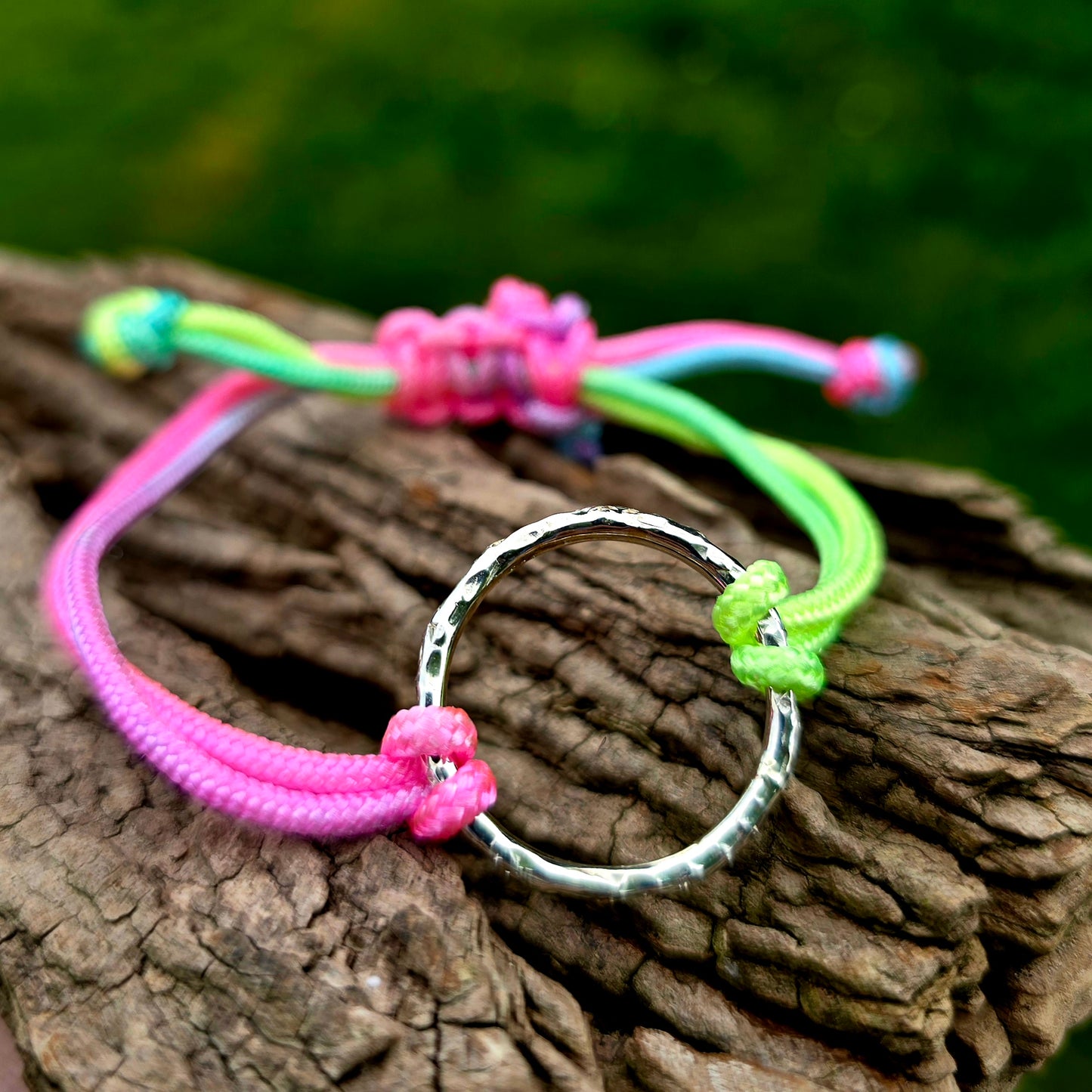 Küstenarmband, Pastellregenbogen mit Silberring
Limited Edition
