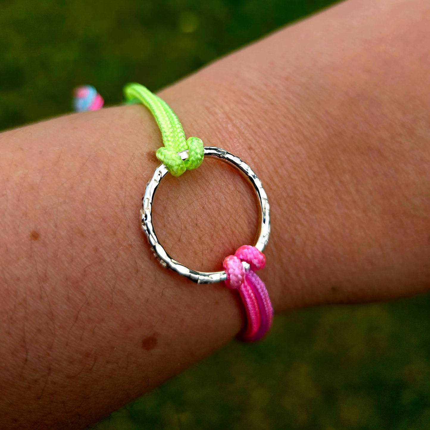 Küstenarmband, Pastellregenbogen mit Silberring
Limited Edition