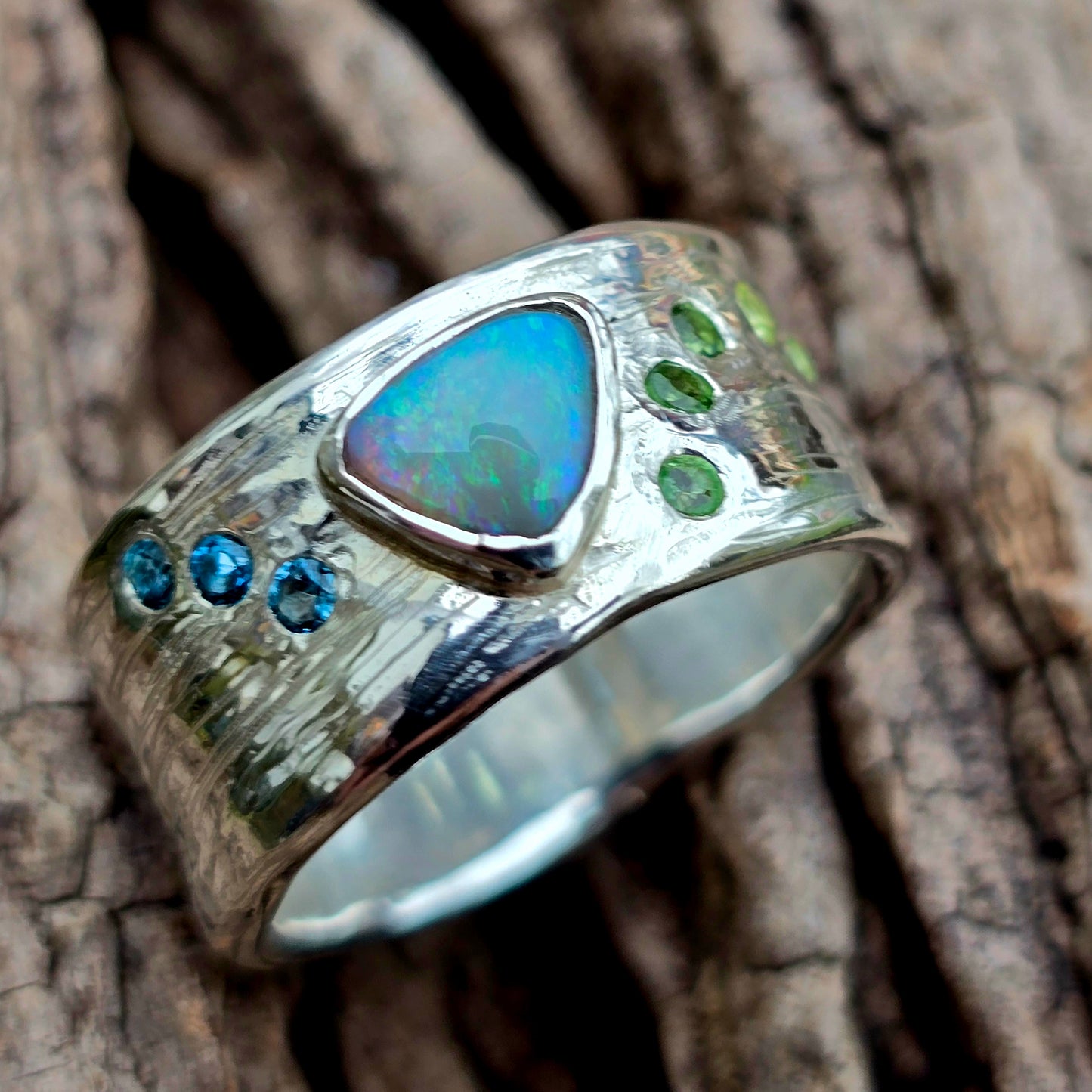 Aurora Borealis | Opalring mit 7 Edelsteinen in massivem Silber