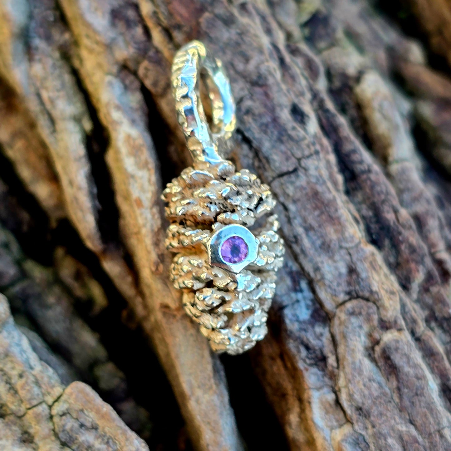 Langendammer Erlenzapfen Anhänger • Massives Silber • Saphir Rosa