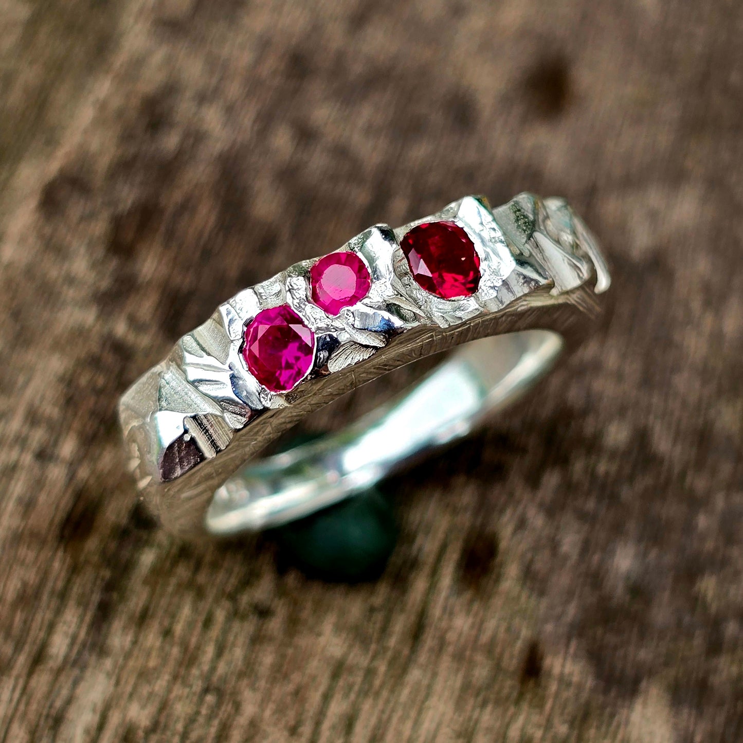 Steinstein-Ring Silber mit Rubinen – handgefertigt