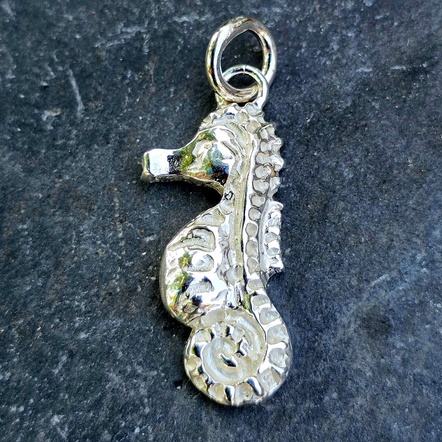 Handmodelliertes Seepferdchen – massiv gearbeitet – 925 Sterling Silber