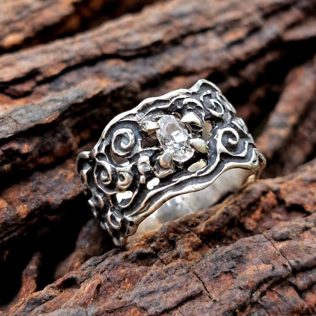 Vintage Ring mit weißem Saphir – geschwärztes Silber | Unikat Größe 59