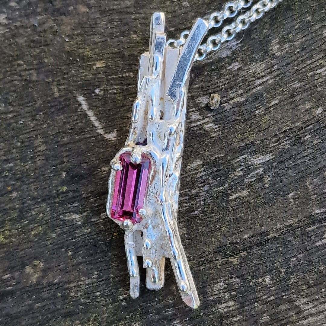 Silberanhänger "Treibholz" mit rosa Turmalin