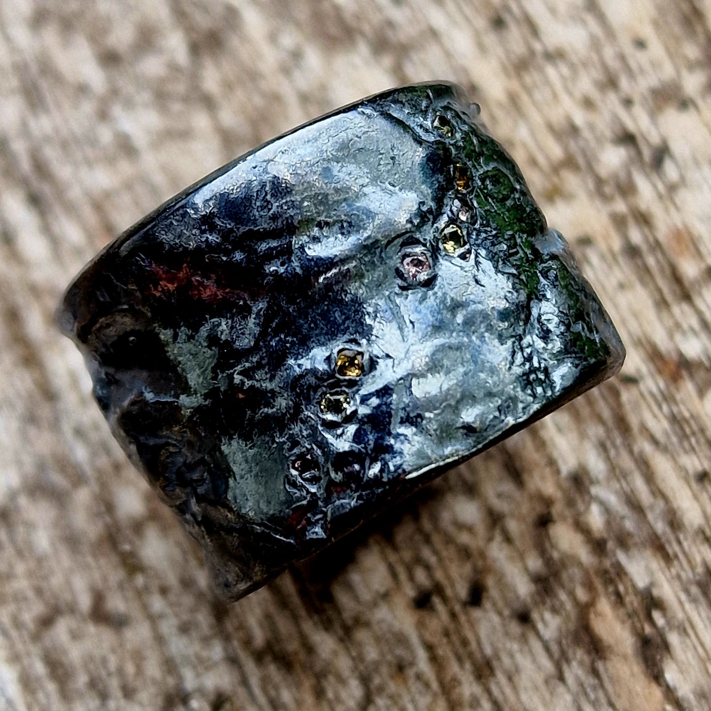 Geschwärzter Silberring mit 8 Saphiren Größe 58 Unikat