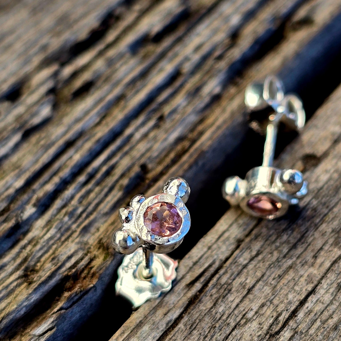 Rosa Saphir Dainty Ohrstecker – Feine Handarbeit in Silber