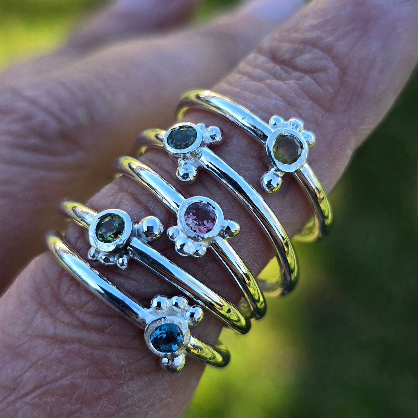 Dainty Silberringe – Handgeschmiedet mit Edelstein deiner Wahl