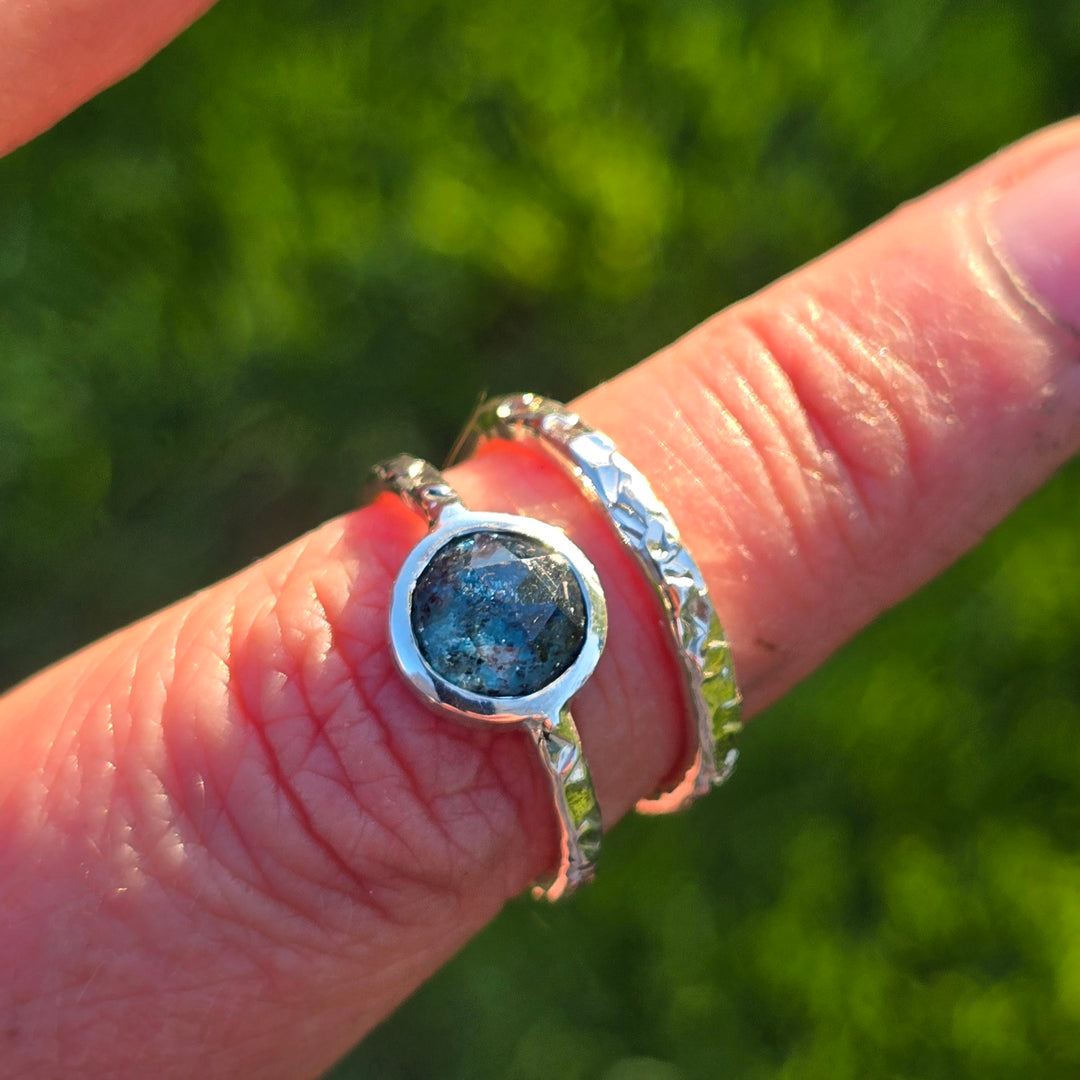 Küstenring – Kyanit in Rosenschliff | 925 Silber | Handgeschmiedet