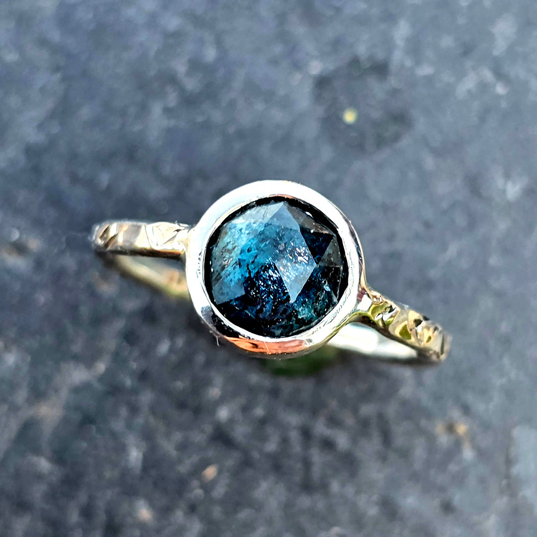 Küstenring – Kyanit in Rosenschliff | 925 Silber | Handgeschmiedet