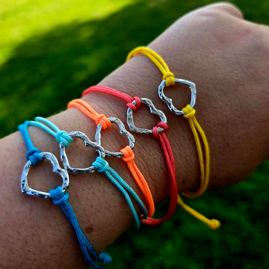 Küstenherz Armband – handgeschmiedeter Silberanhänger in Sommerfarben (Silber 925 – verstellbar – handmade an der Nordsee)