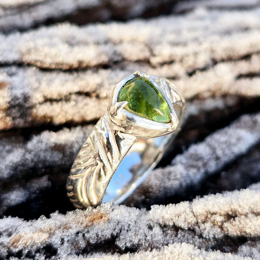 Silberring mit grünem Turmalin – Triangel Cabochon | Größe 56 | Unikat