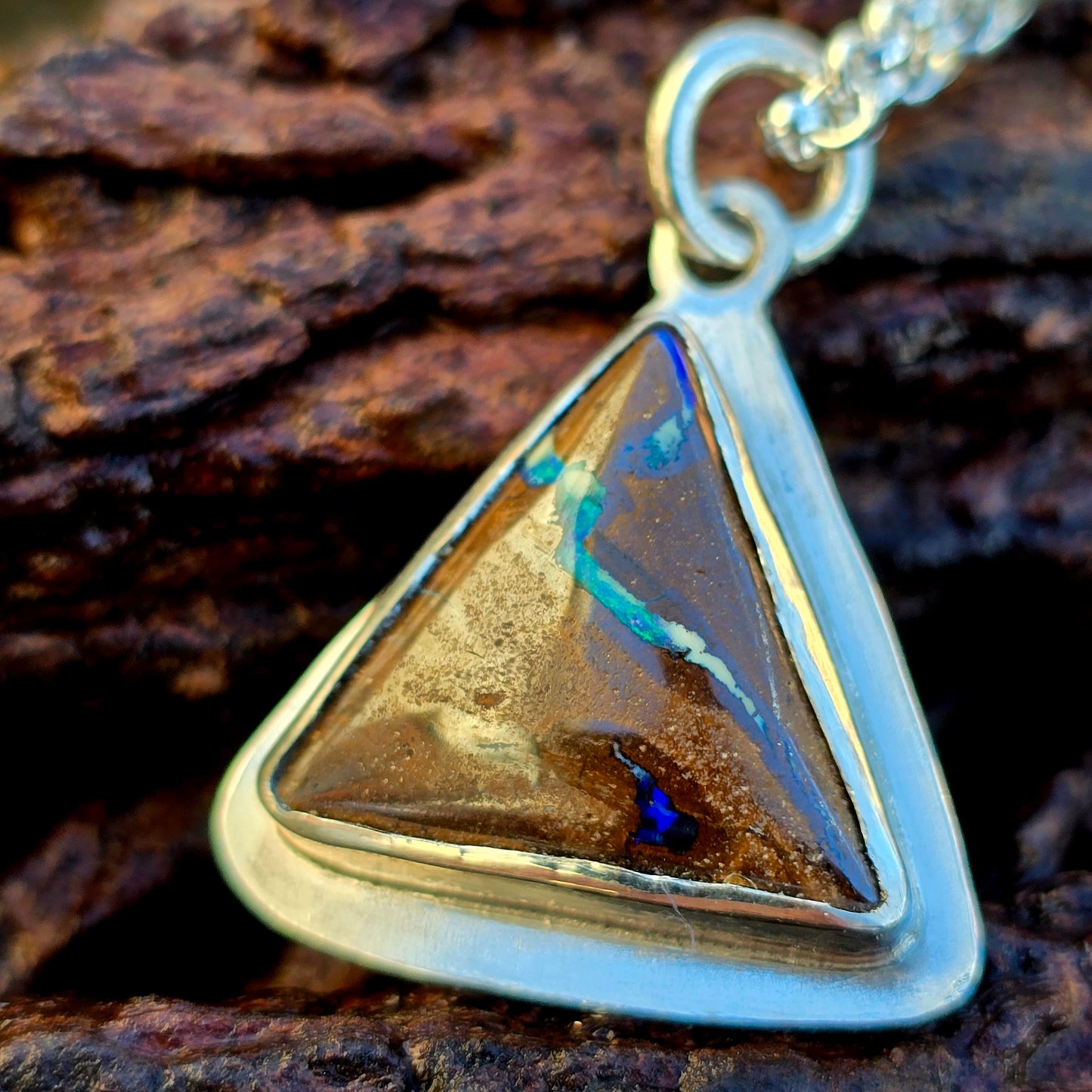 Boulder Opal Anhänger 22 mm  Handgefertigte Silberfassung  Unikat