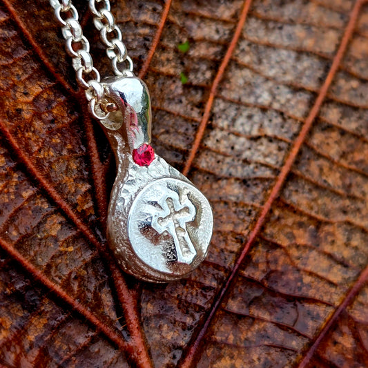 Kreuzanhänger aus 925 Silber |Sandguss mit eingegossenem rotem Saphir