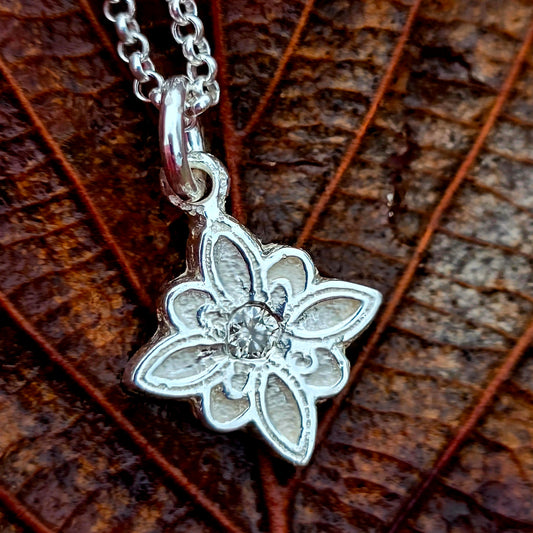 Diamant-Anhänger „Frostblüte“ aus 925 Silber | Sandguss