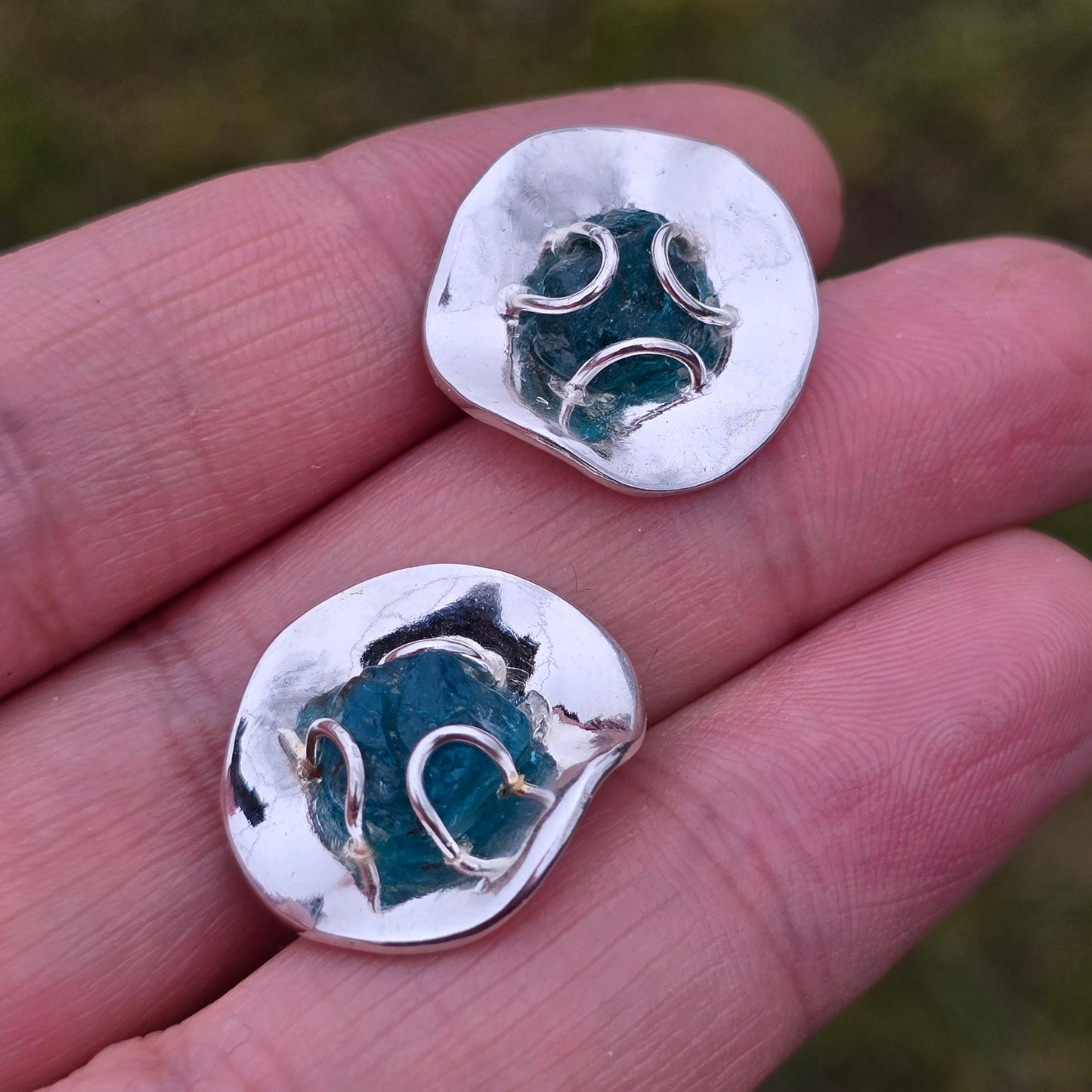 Apatit Ohrstecker Rohstein Unikat