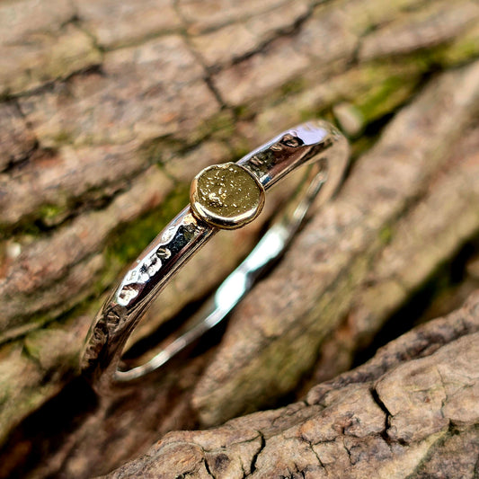 Silberring mit 750 Goldakzent  handgeschmiedet, Größe 64