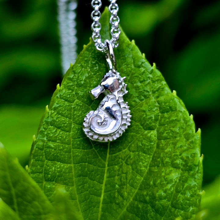 Mini Seepferdchen Anhänger aus 925 Silber | beidseitig modelliert