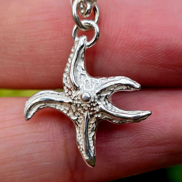 Mini-Seestern Anhänger aus 925 Silber mit grünem Moissanit – handmodelliert