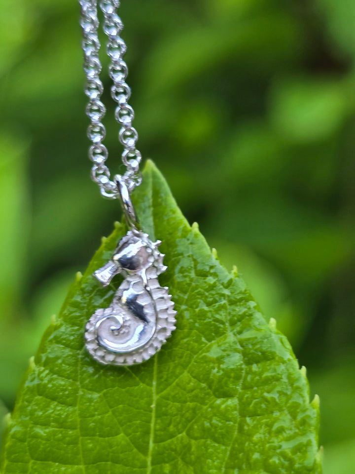 Mini Seepferdchen Anhänger aus 925 Silber | beidseitig modelliert