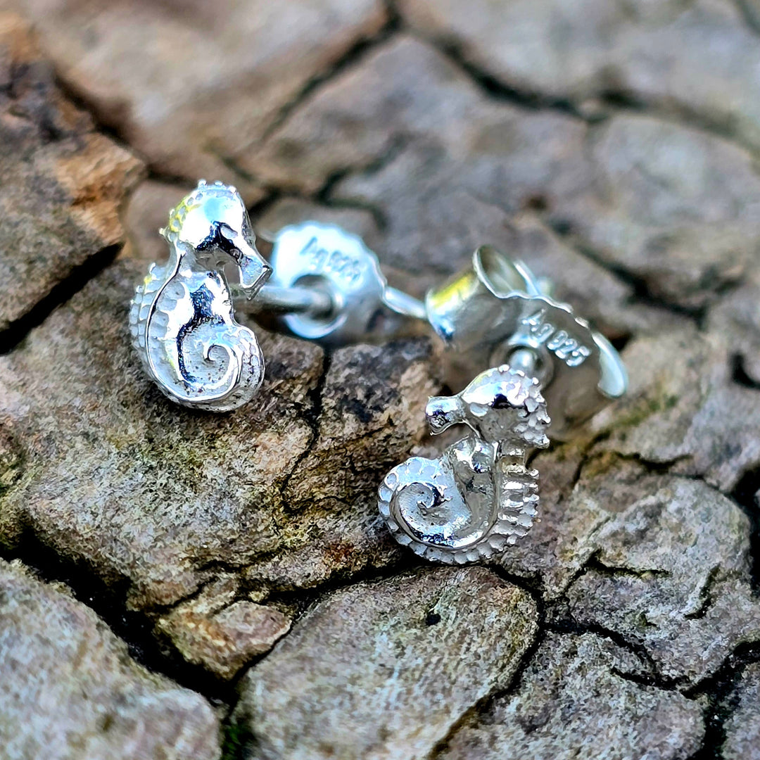 Mini Seepferdchen Ohrstecker aus Silber – handmodelliert