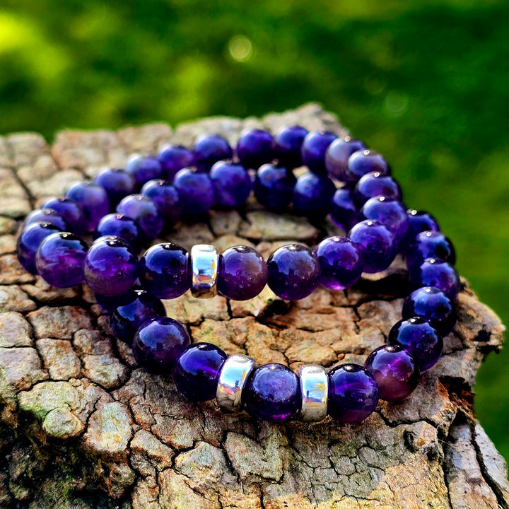 Amethyst-Armband mit einem Silber-Element.