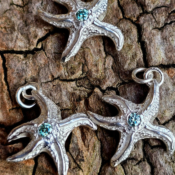 Mini-Seestern Anhänger aus 925 Silber mit grünem Moissanit – handmodelliert