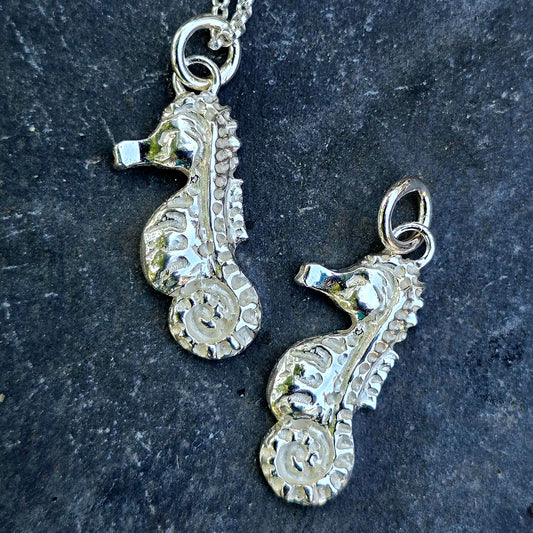 Handmodelliertes Seepferdchen – massiv gearbeitet – 925 Sterling Silber