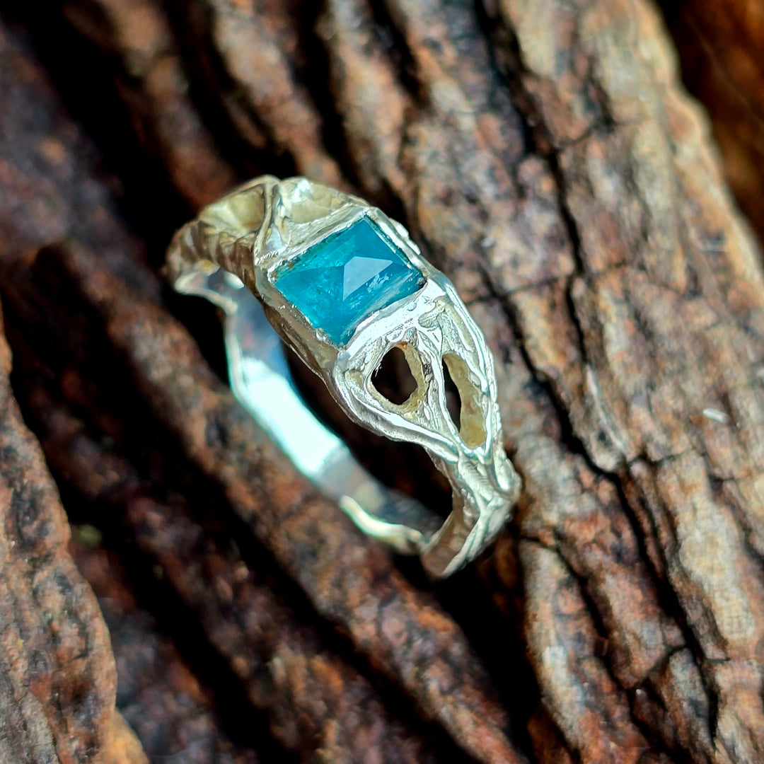 Blauer Turmalin Ring im Wurzeldesign – 925 Silber | Unikat Gr. 53