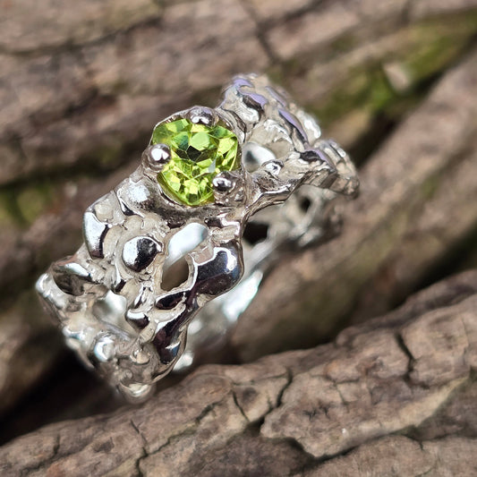 Strukturring mit Peridot | Größe 56