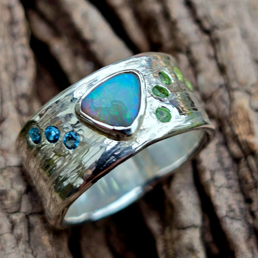 Aurora Borealis | Opalring mit 7 Edelsteinen in massivem Silber