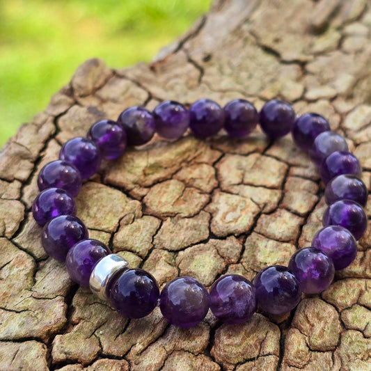 Amethyst-Armband mit einem Silber-Element.
