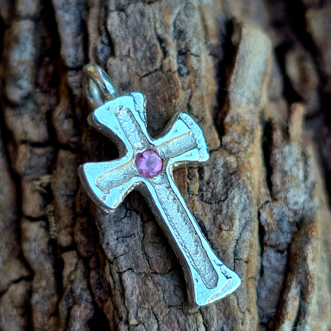 Sandguss Kreuz mit rosa Saphir 925 Silber