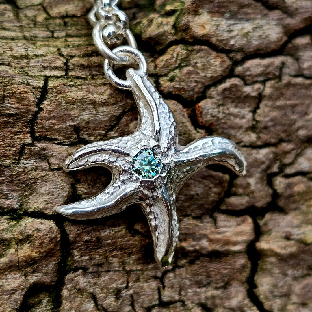 Mini-Seestern Anhänger aus 925 Silber mit grünem Moissanit – handmodelliert