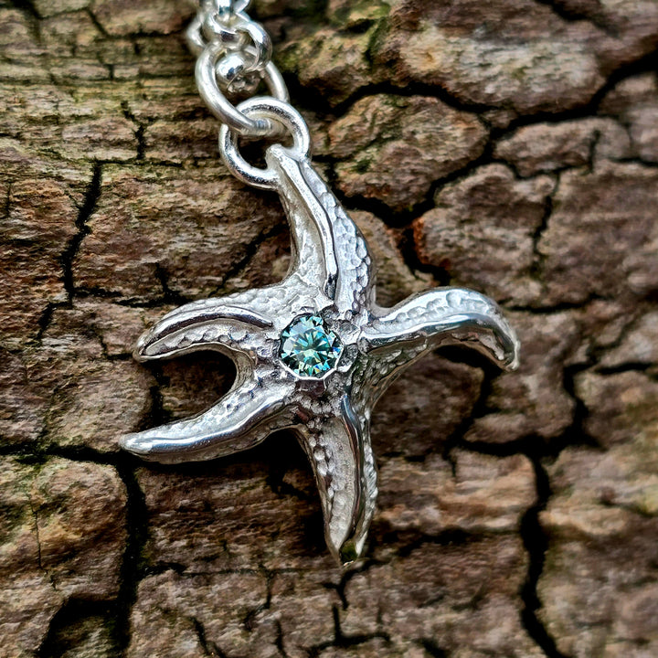 Mini-Seestern Anhänger aus 925 Silber mit grünem Moissanit – handmodelliert