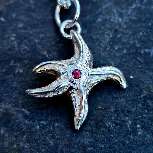 Seestern-Anhänger mit rotem Saphir | 925 Sterling Silber | Handgefertigtes Unikat